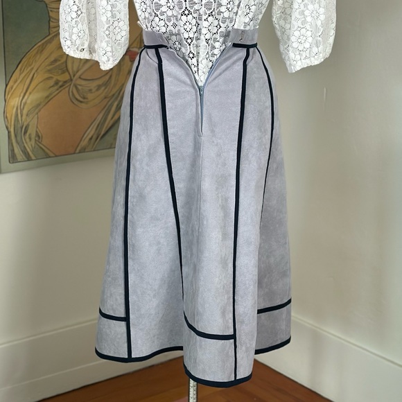 Women’s Vintage Clarissa Ultra Suede 70s light Blue w/ Navy Piping A-Line Midi‎ - Picture 4 of 7